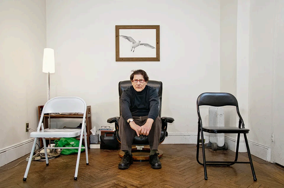 Terapeutická ordinace se dvěma prázdnými židlemi a klientem v křesle
